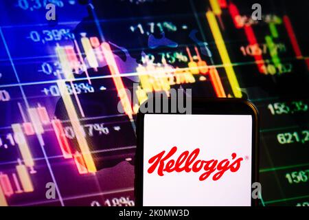 KONSKIE, POLEN - 10. September 2022: Smartphone mit Logo der Firma Kellogg`s Hintergrund des Börsendiagramms Stockfoto